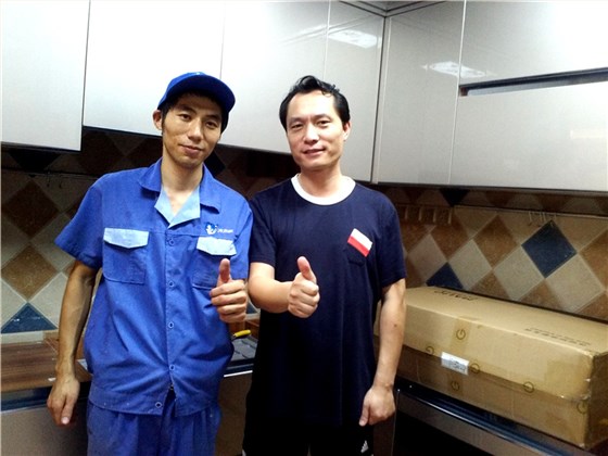 左右手家具安裝師傅與客戶留影，客戶的滿意才是我們追求的目標(biāo)